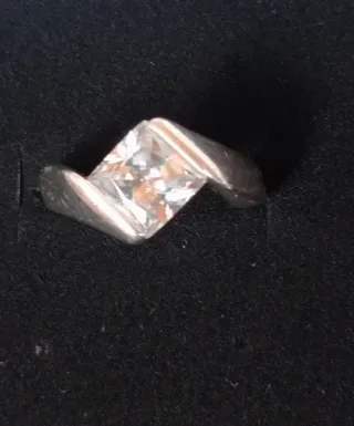 Solitario con circonita cúbica.