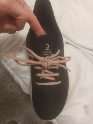 Zapatillas deportivas negras y rosas