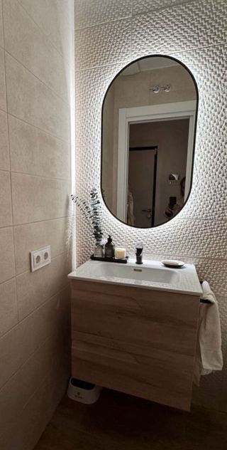 Precioso mueble con espejo+lavabo+toallero+grifo