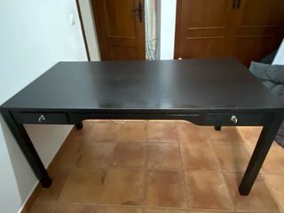 Mesa de estudio de madera oscura