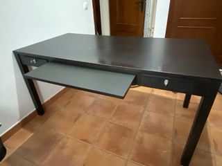 Mesa de estudio de madera oscura