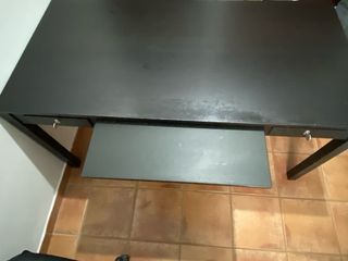 Mesa de estudio de madera oscura