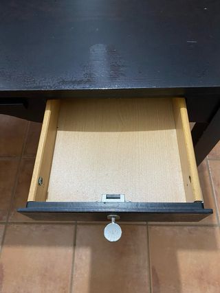 Mesa de estudio de madera oscura