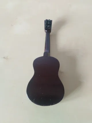 Guitarra miniatura decorativa