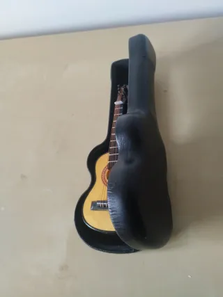 Guitarra miniatura decorativa