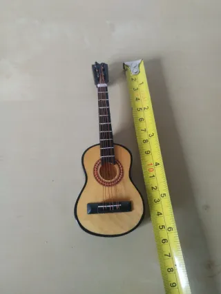 Guitarra miniatura decorativa