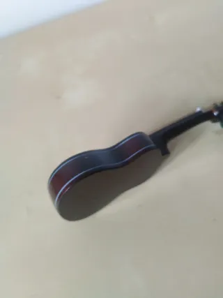 Guitarra miniatura decorativa