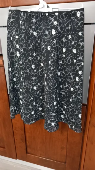 Gonna nera fantasia fiori bianchi
