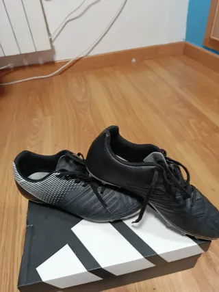 Botas de fútbol negras