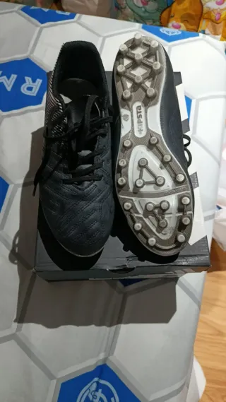 Botas de fútbol negras
