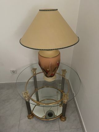 Mesa redonda cristal y lámpara dorada
