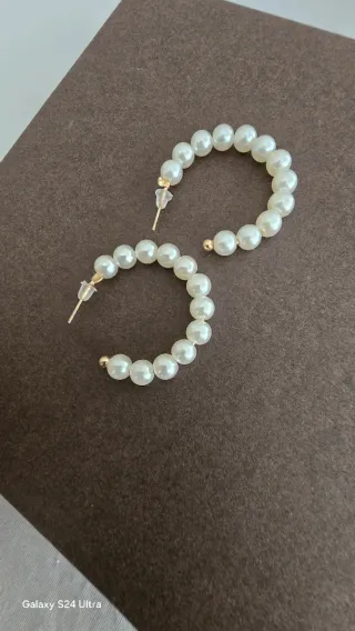 Orecchini a cerchio con perle bianche e oro