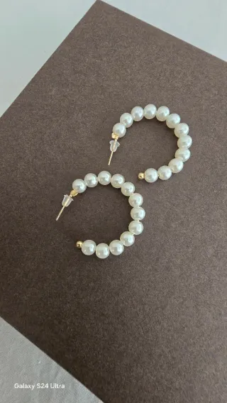 Orecchini a cerchio con perle bianche e oro