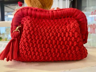 Borsetta rossa con chiusura a molla