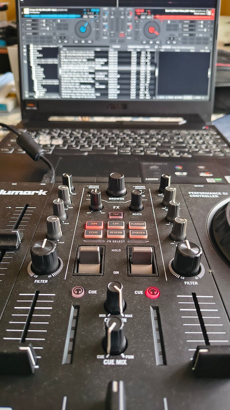 Portatil y Controladora DJ Numark Portátil