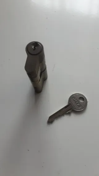 Bombín y llave para cerradura