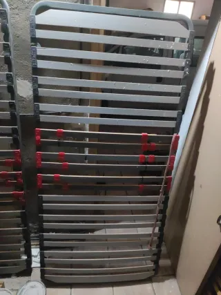 Somier metálico gris y rojo