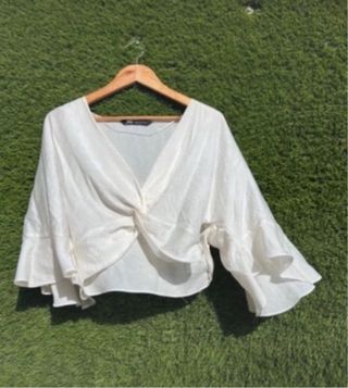Blusa Zara blanca cruzada manga acampanada