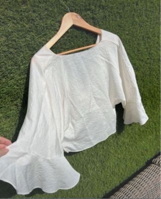 Blusa Zara blanca cruzada manga acampanada