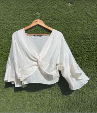 Blusa Zara blanca cruzada manga acampanada