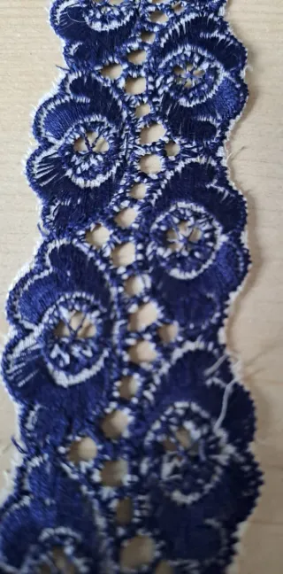 Passamaneria blu con fiori bianchi