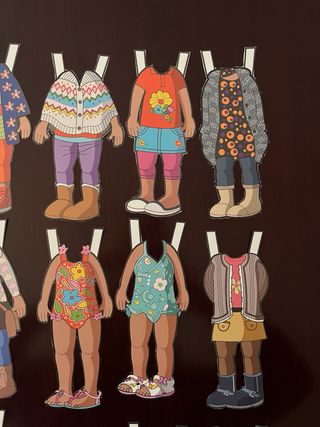 Muñeca Recortable con Ropa