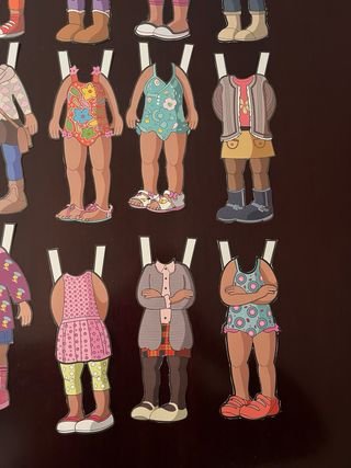 Muñeca Recortable con Ropa