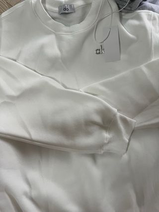 Ropa blanca con etiqueta