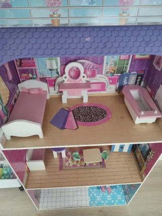 Casita de muñecas de madera