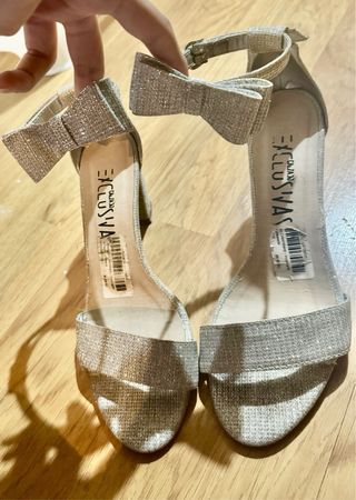 Tacchi argentati lucidi con fiocco