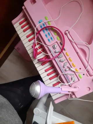Piano rosa de juguete