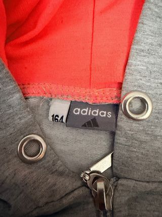 Felpa Adidas grigia con dettagli rosa corallo