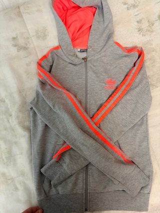 Felpa Adidas grigia con dettagli rosa corallo