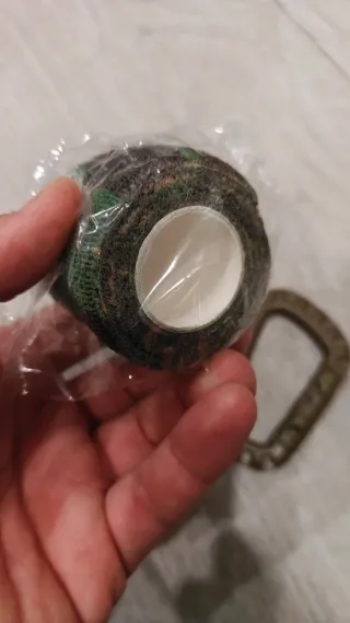 Mosquetón y cinta camuflaje autoadhesiva