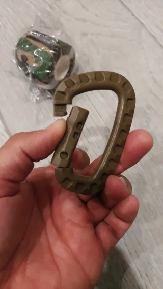 Mosquetón y cinta camuflaje autoadhesiva