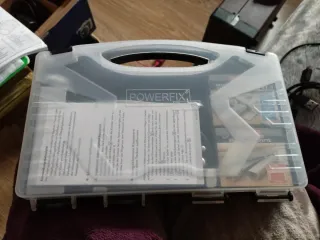 Grapadora Powerfix con grapas y clavos