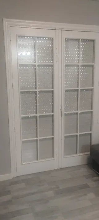 Ventanas de madera de dos hojas y balconeras