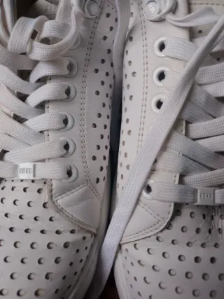 Scarpe sportive bianche traforate