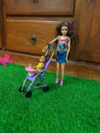 Barbie Skipper Niñera con Cochecito Bebé