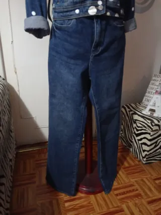 Cazadora vaquera y pantalón ancho