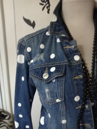 Cazadora vaquera y pantalón ancho