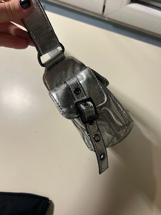 Bolso plateado con bolsillos