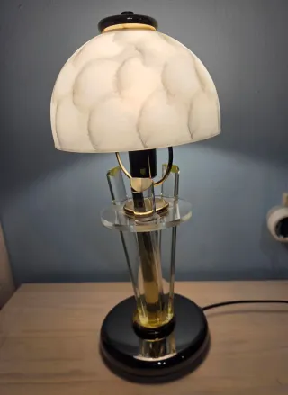 Lámpara de techo dorada y blanca