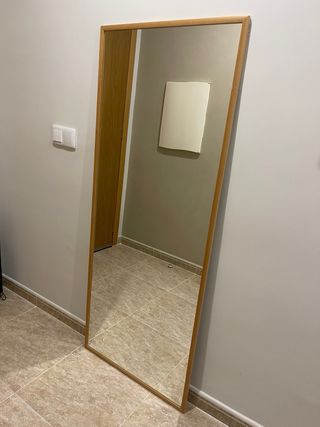 Espejo de pared con marco de madera