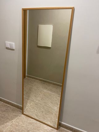 Espejo de pared con marco de madera
