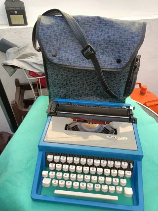 Máquina de escribir Olivetti Lettera 31 azul
