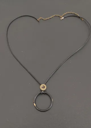 Collar cuelga gafas artesanal con símbolo celta.