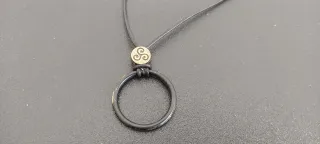 Collar cuelga gafas artesanal con símbolo celta.