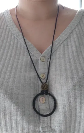 Collar cuelga gafas artesanal con símbolo celta.
