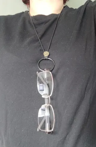 Collar cuelga gafas artesanal con símbolo celta.